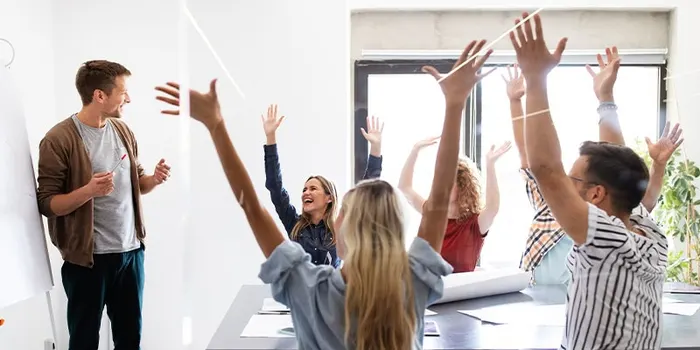 Mennesker samlet til DISC Teambuilding-event med fokus på persontyper og adfærdsmønstre.